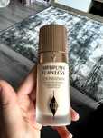 Vand fondul de ten Airbrush Flawless de la Charlotte Tilbury