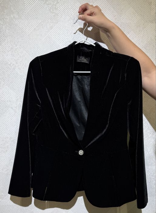 Ayollar uchun baxmal pidjak