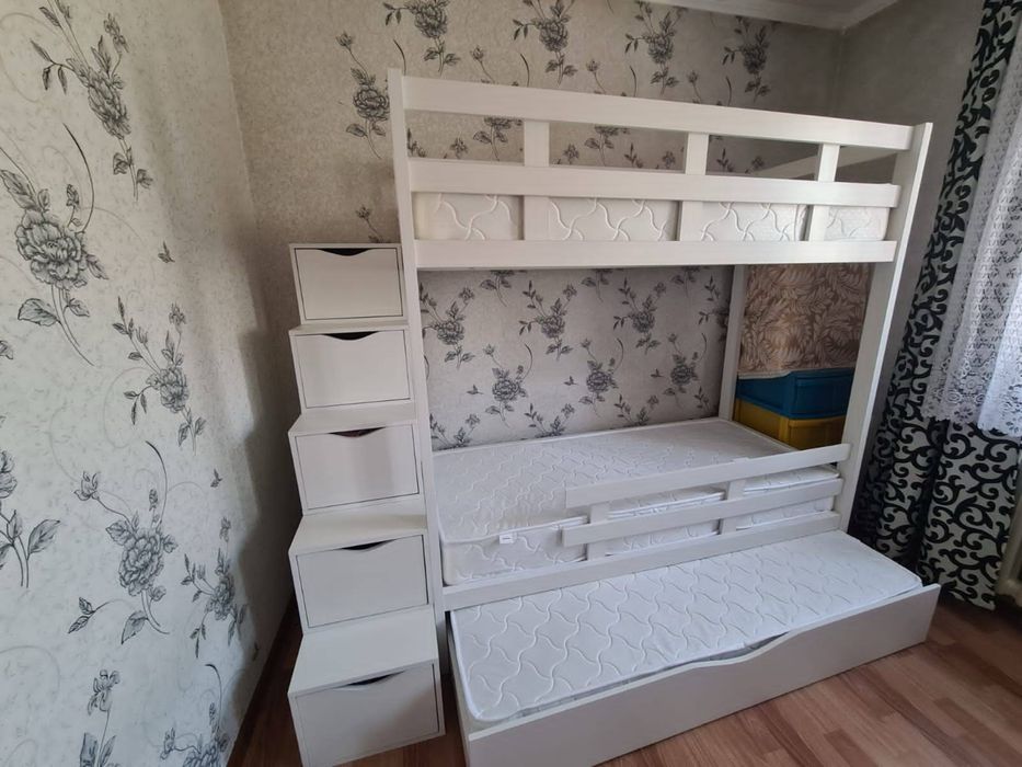 Продам кровать трехьярусная
