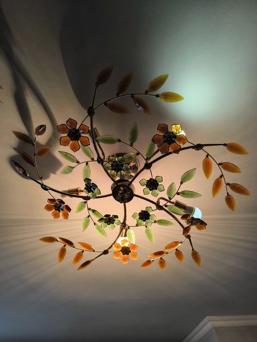 Люстры в хорошем состоянии.