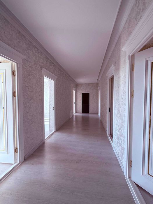 УЧ кахрамон Гулистон. 2.5 сотик 8 хона. Срочно сотилади.