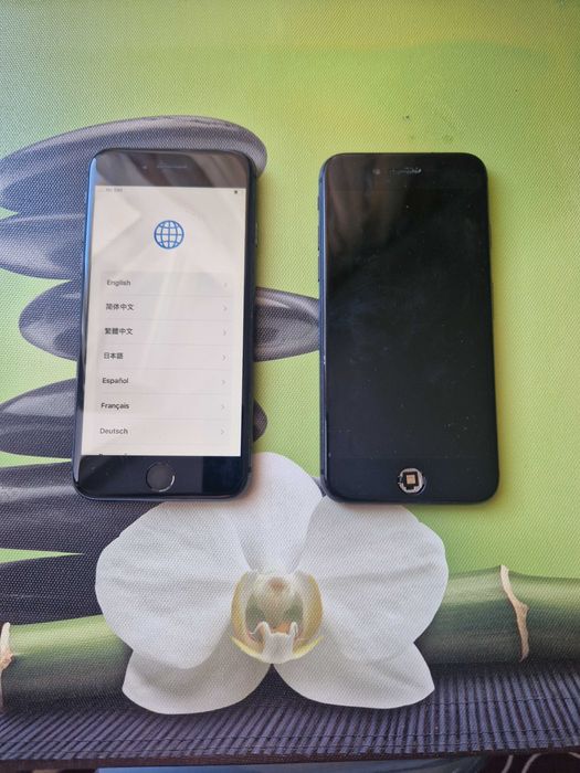 Ecran Iphone SE alb, negru și roșu