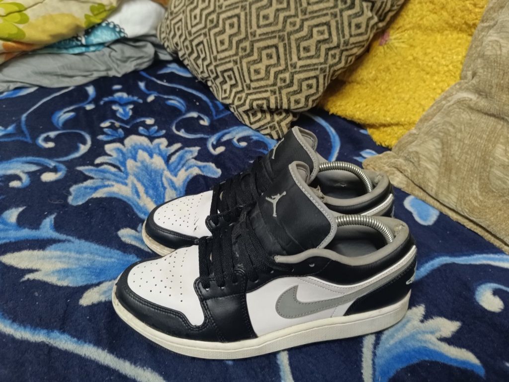 Jordan 1 low puțin uzați