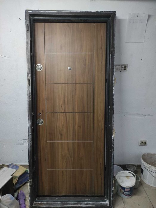 vand usi de la un apartament cu toc