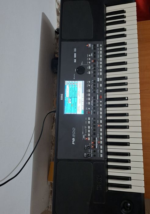 Vând orgă korg pa 600