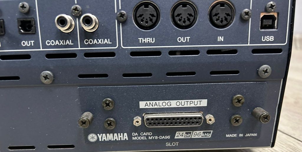 Amanet F28: Mixer Digital Yamaha 01V96 + Converter Yamaha MY8 Da96