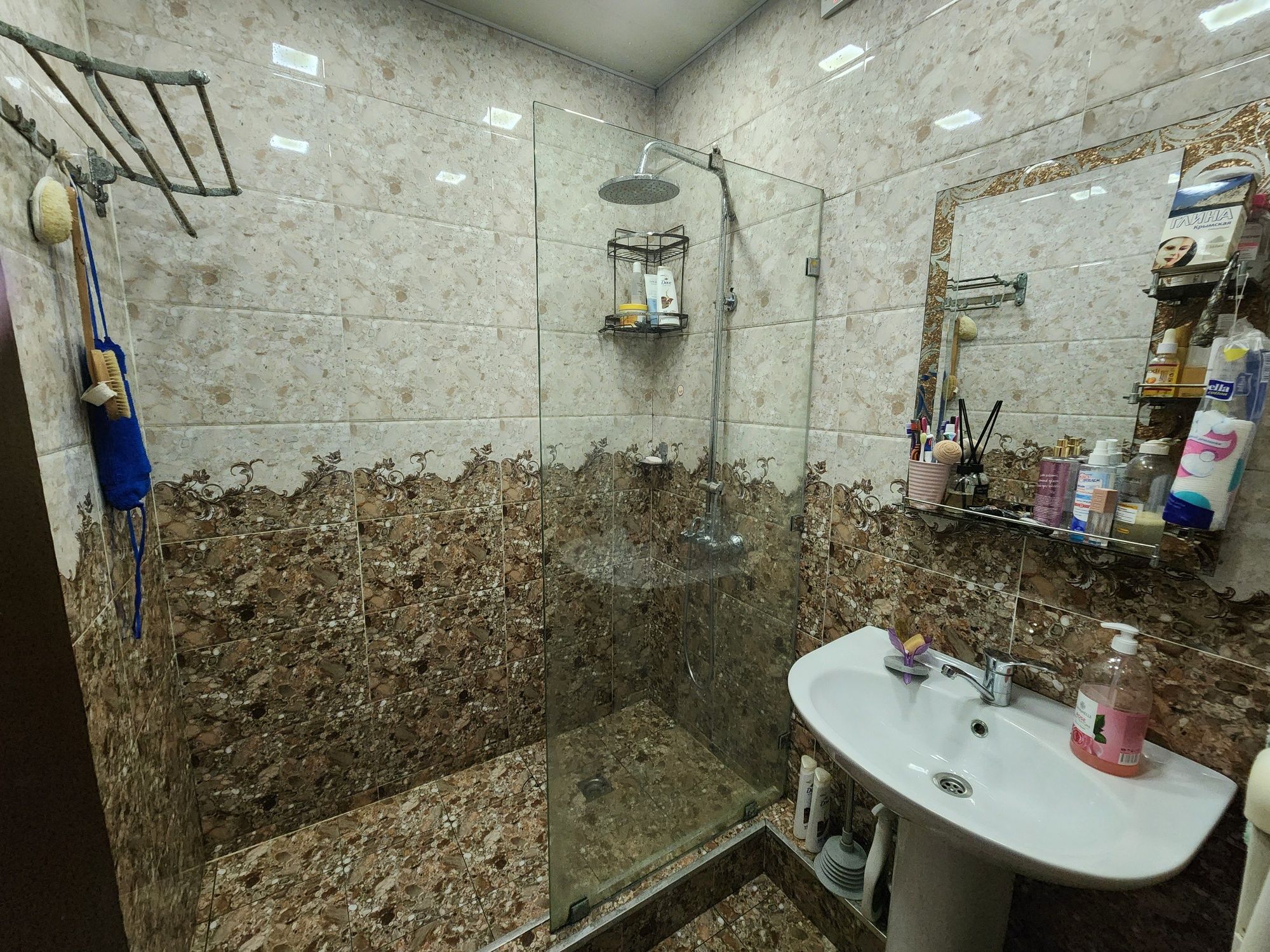 Срочно. Продаётся квартира. Двухкомнатная. Переделанная в трех. 1 этаж