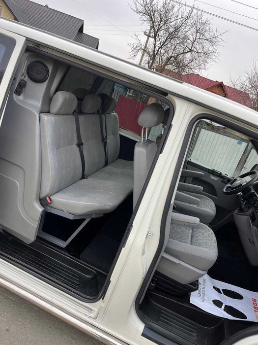 Vand Volkswagen Transporter T5 cu 6 locuri  motor 1.9 tdi