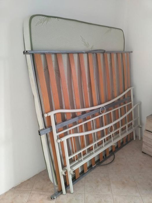 Se vinde pat de dormitor cu saltea!