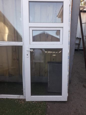 Пластиковое окно с дверью и окошком