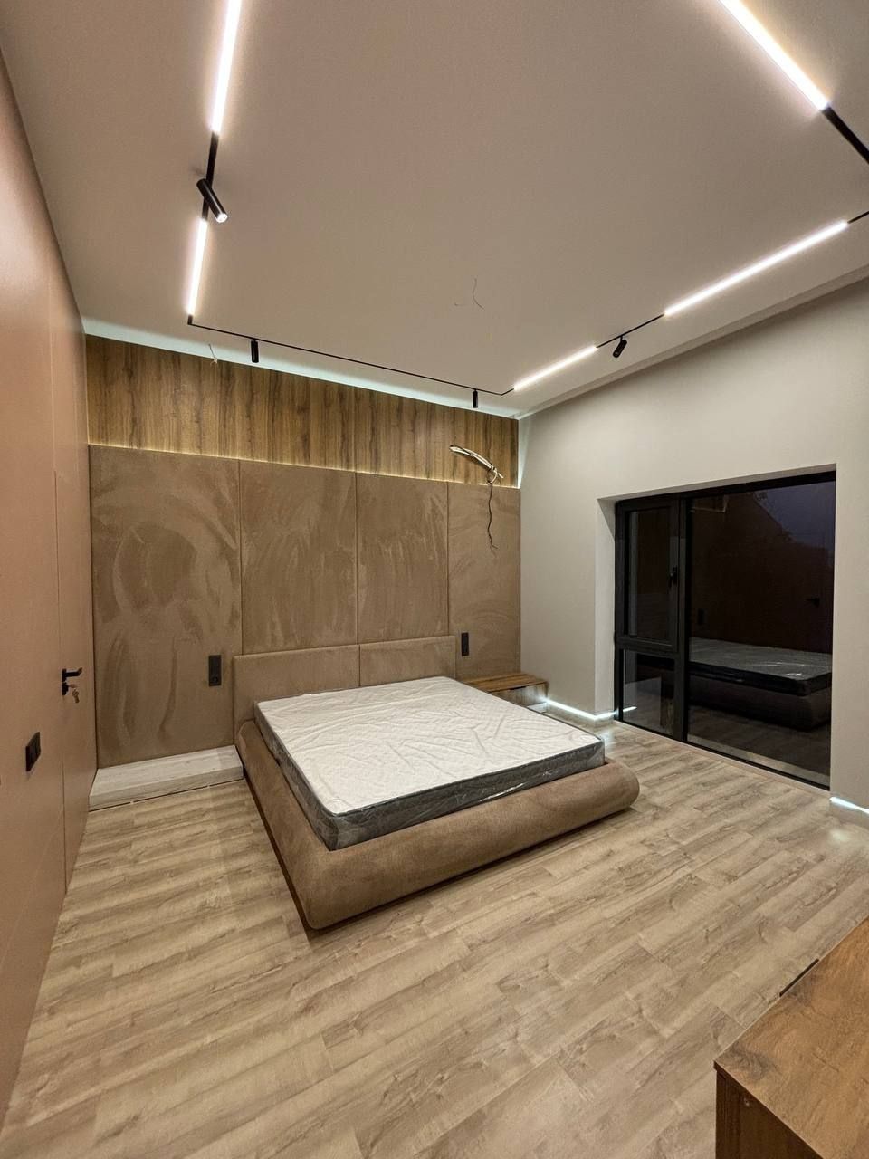 Центр Луначарского ХайТэк 
Участок: 2 сотки
Площадь: 350 м²
Комнаты: 5