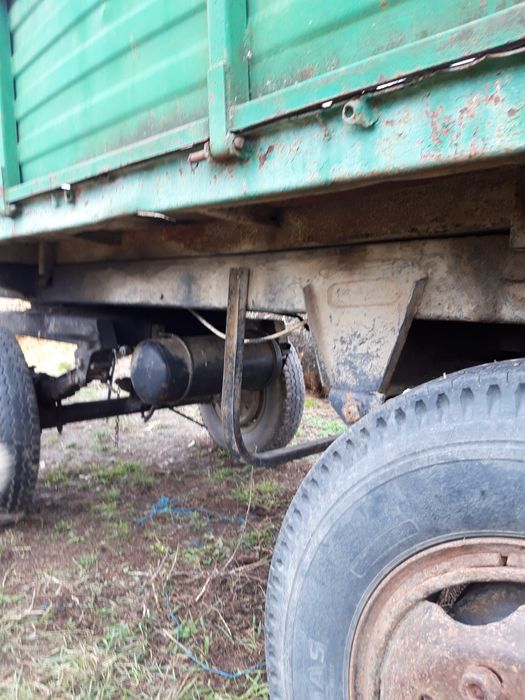 Remorca agricola basculabila cu doi cilindri și roata a 5 a  .