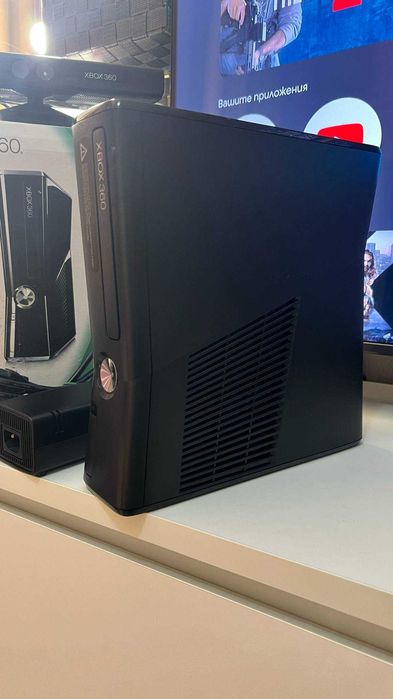 Xbox 360 E конзола  2 джойстикa