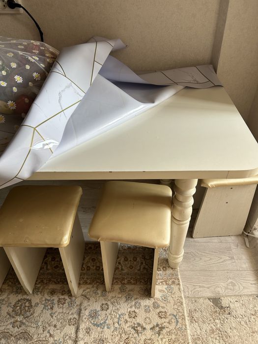 Стол с табуретками,шкаф