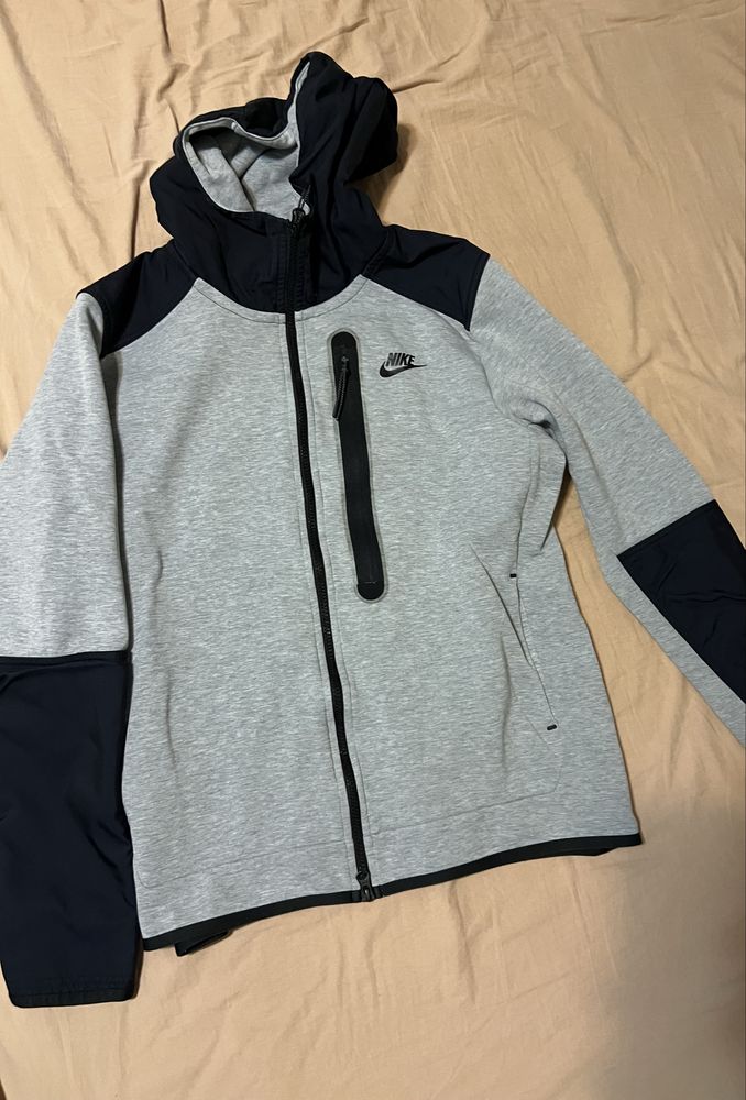 Nike tech fleece суичър