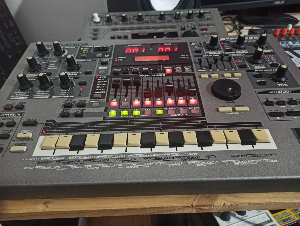 Roland MC 505 groovebox