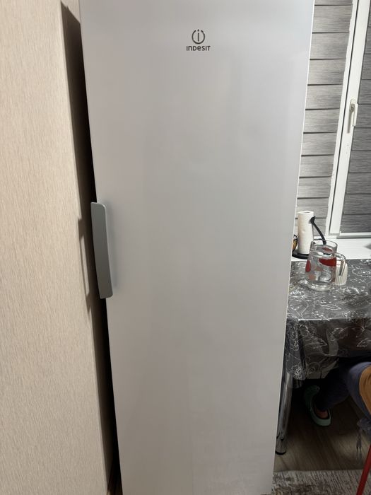 Продам морозилку Indesit