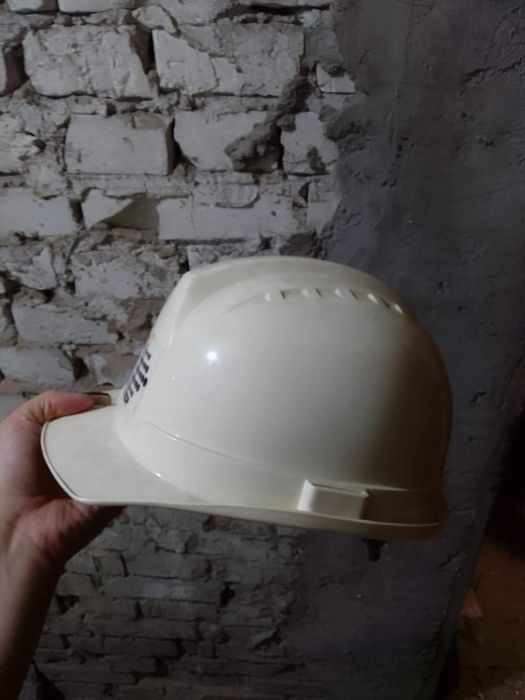 Защитные каски белого цвета для взрослых