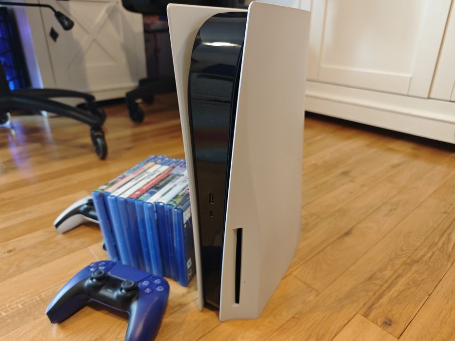 PS5 cu 10 jocuri și 2 controlere