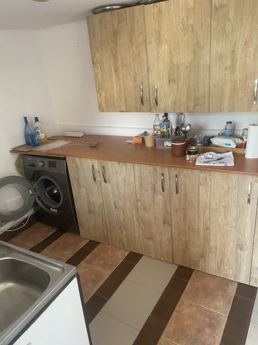 Inchiriez camere la curte