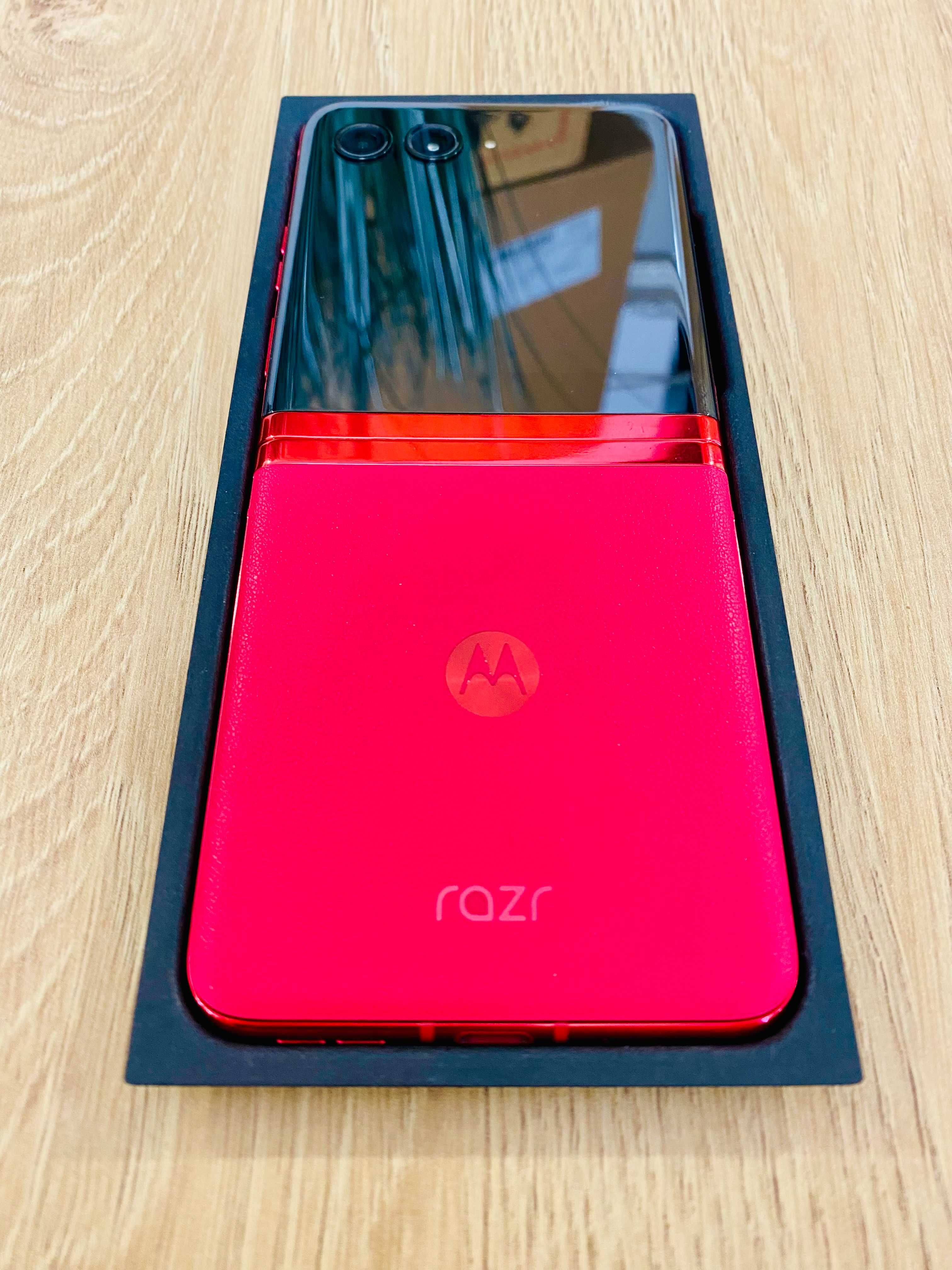 НОВ !!! Motorola razr 40 Ultra, 256GB, 8GB RAM, 5G, Viva Magenta
