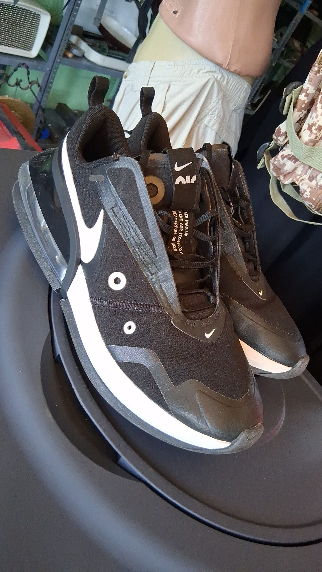 Lowa       Solomon        Nike