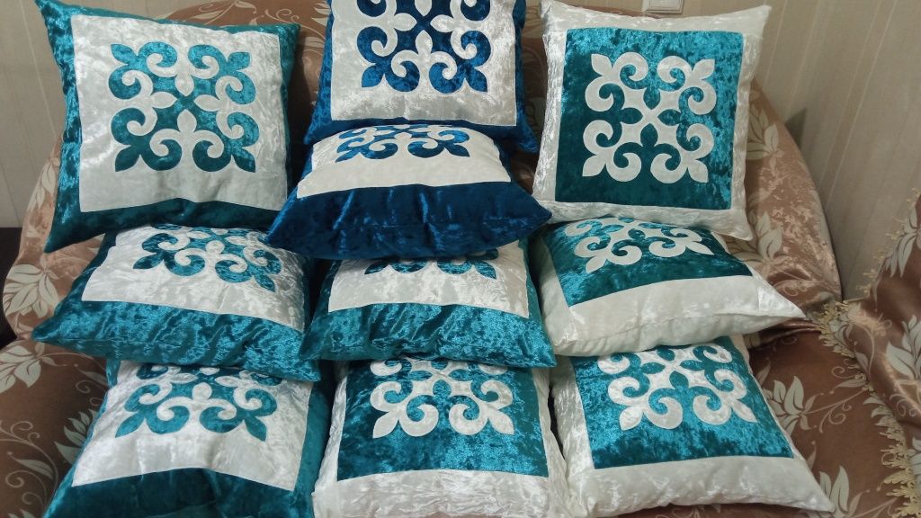 Декор подушки в национальном стиле на тойбастар