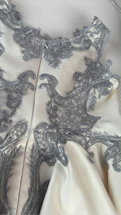 Бяла къса рокля, сатен