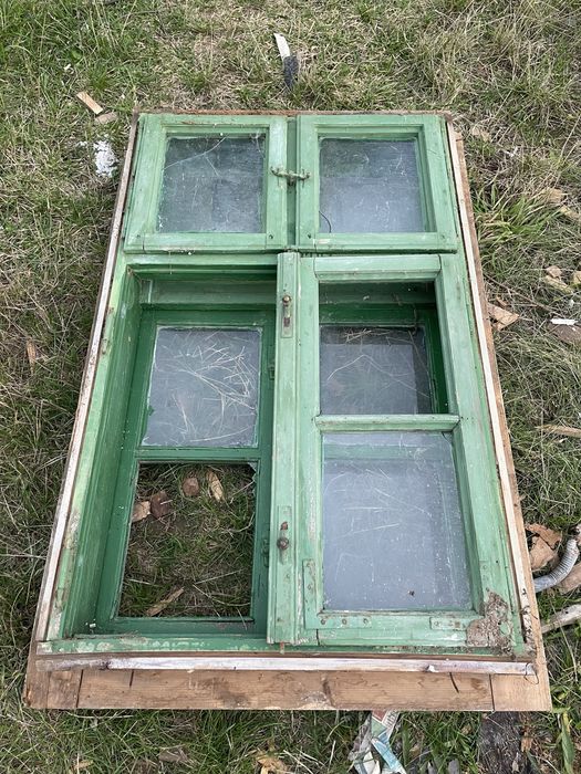 Geamuri vechi,antic, casă demolată.