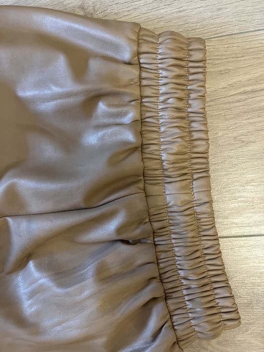 Pantaloni de piele bej