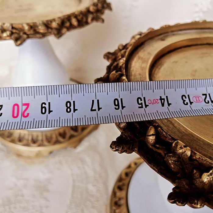 Месинг и млечно стъкло.