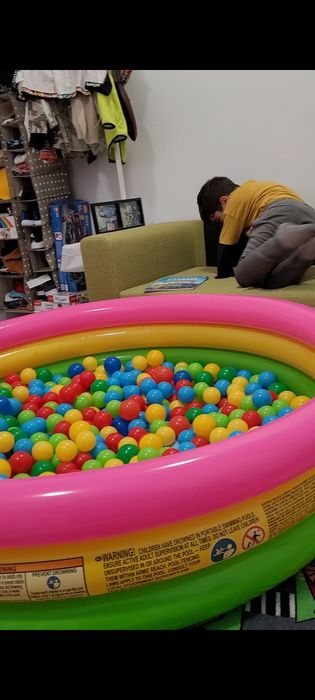 Piscina cu 600 de bile