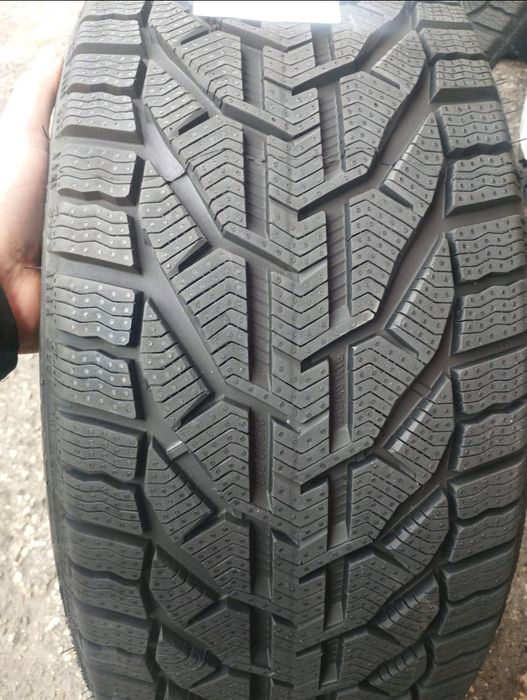 Чисто нови гуми 245/40/18
