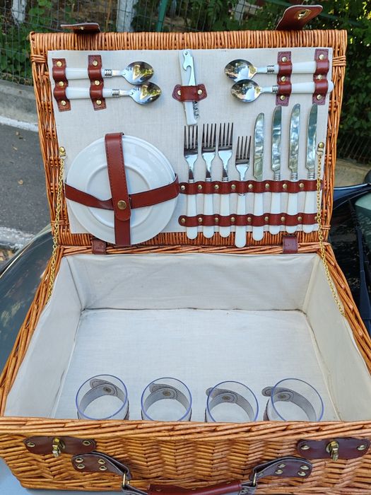 Valiza vintage picnic utilată complet.