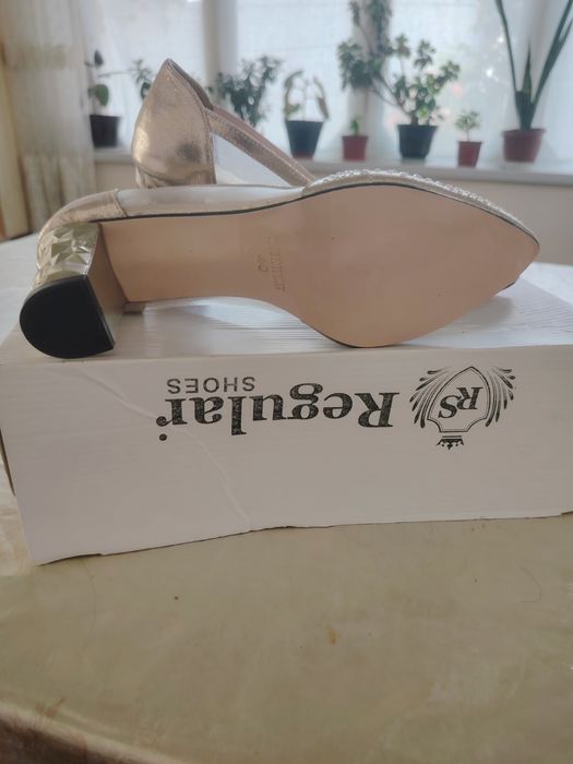 Poshnali tufli sotiladi