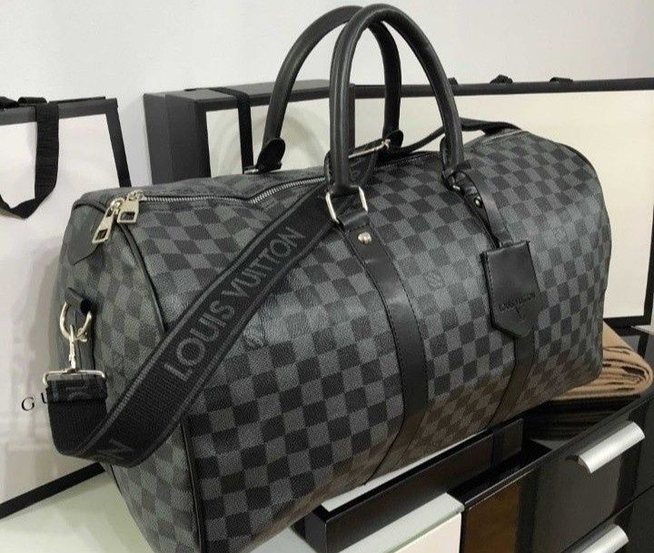 Geanta voiaj Louis Vuitton, model unisex  curea reglabila, saculet