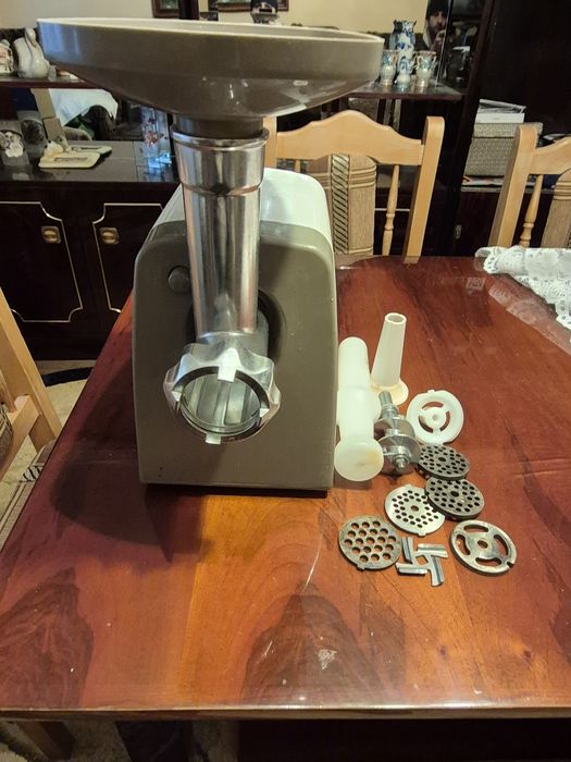 Mașina de tocat carne electrică