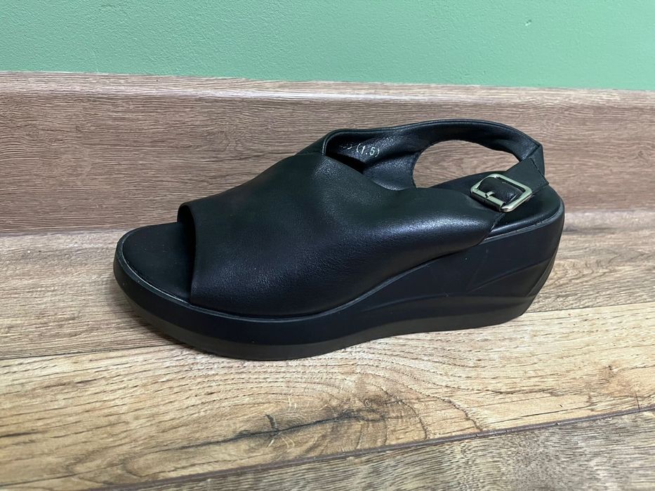 Продам босоножки