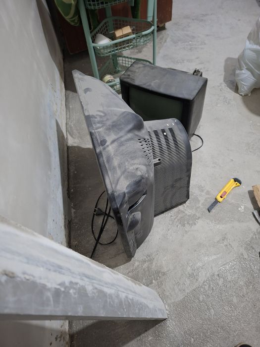 Отдам  два ТВ, рабочие, может кому на дачу, пылесос, посуда для дачи,