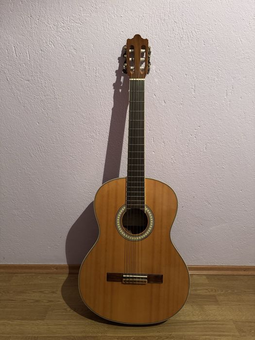 Продавам класическа китара Almeria C36