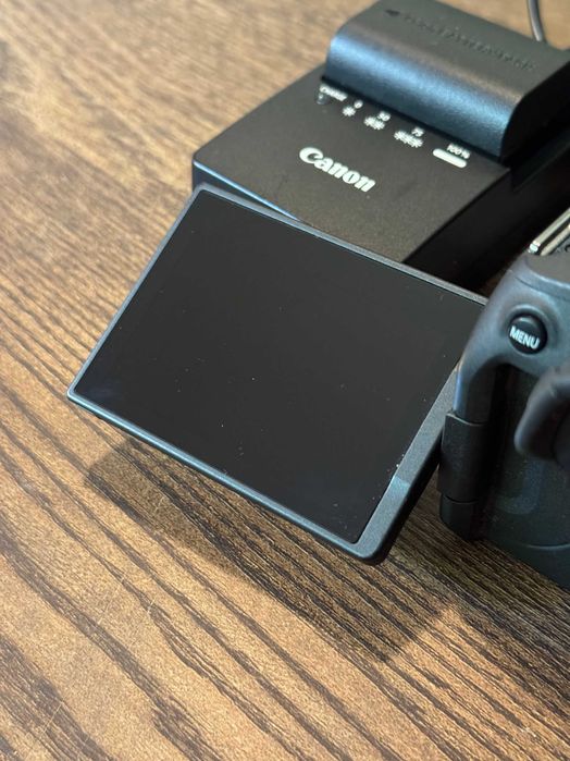 Canon EOS R7 (body cu 14k cadre) + accesorii