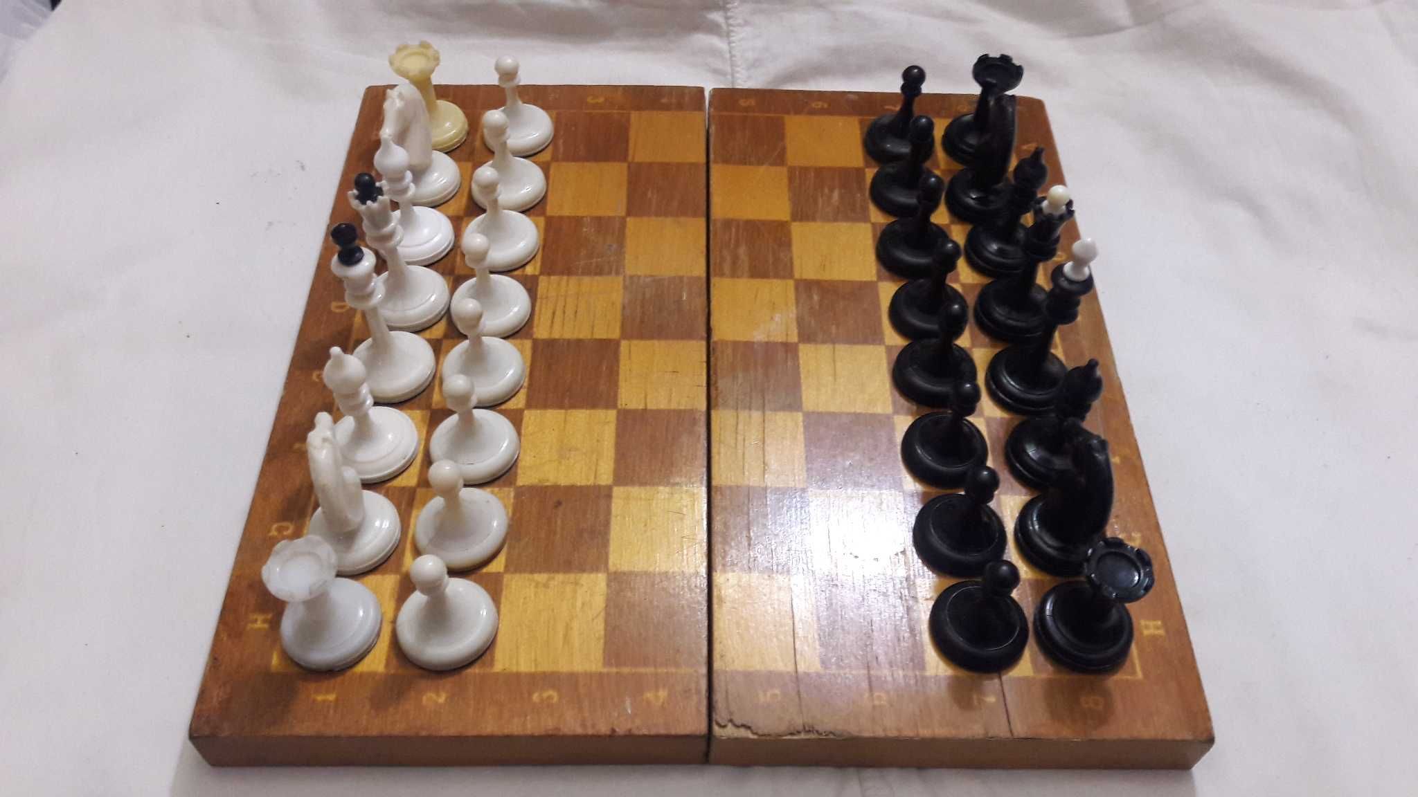 Продаются шахматы СССР с доской.
