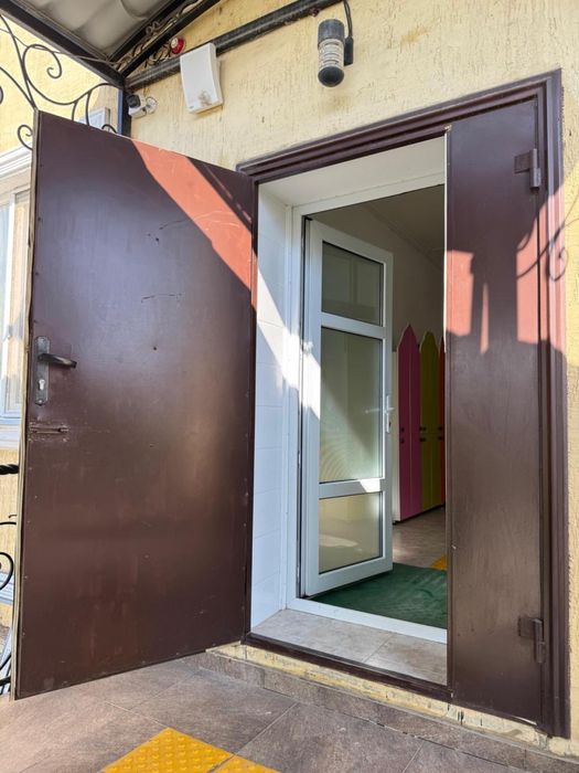 Ішкі сырткы есік пластик есікпен бірге