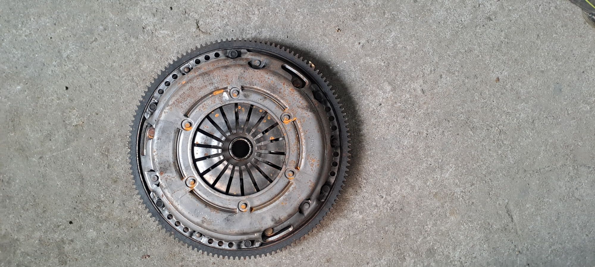 Kit ambreiaj vw Passat b6 motor 1.6 fsi cod BLF este aproape nou
