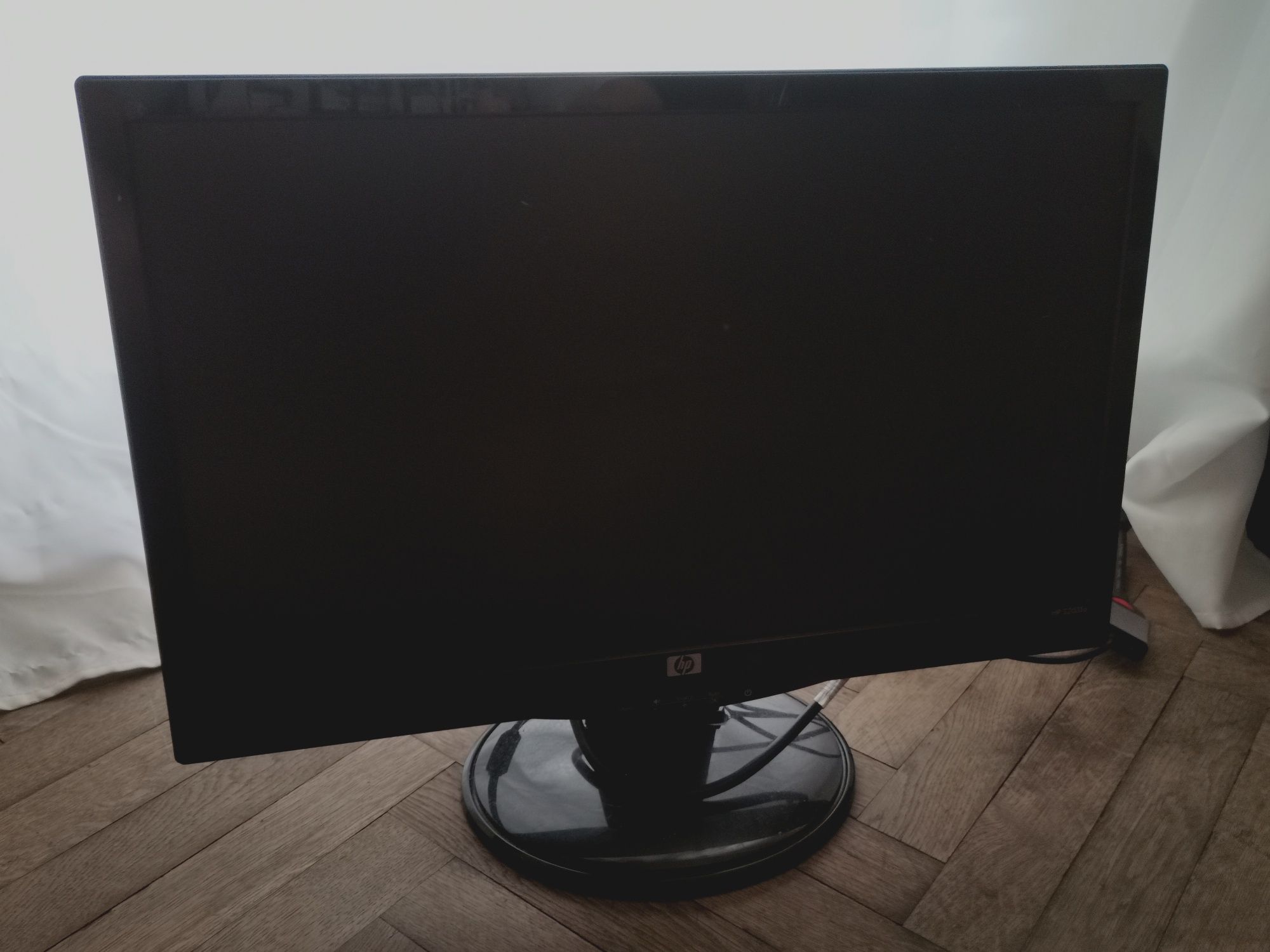 Hp monitor с VGA кабел и преходник към HDMI