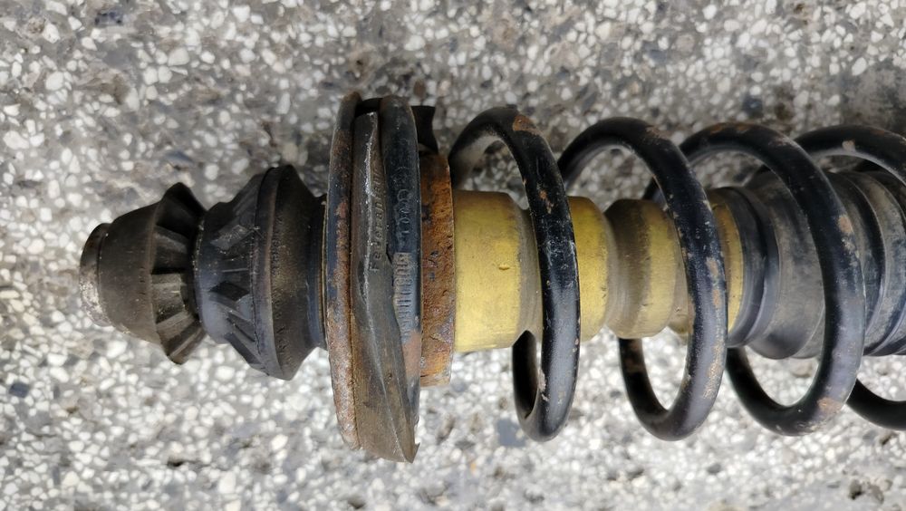 Продавам заден амортисьор за ГОЛФ 3