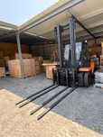 Dispozitiv stivuitor cu 4 furci pentru 2 sau 4 paleti