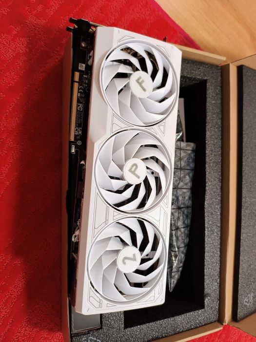 Vând RX 7700 XT 12gb DDR6 Sapphire Pure White FrostPunk