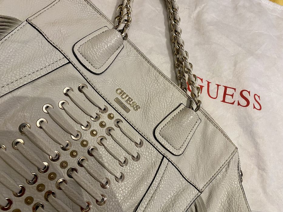 Бяла кожена чанта guess