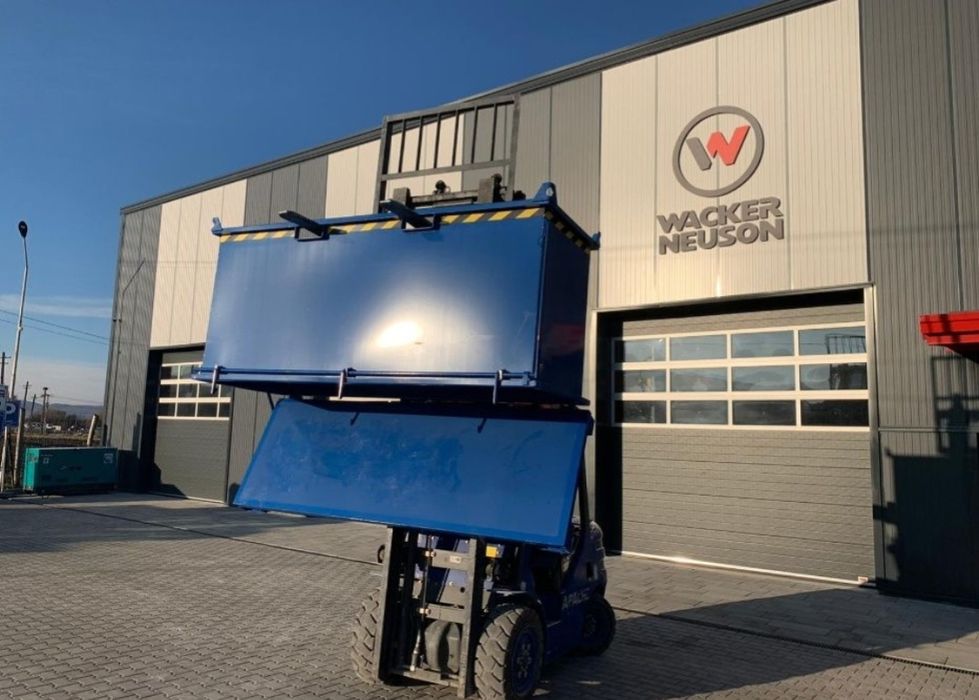 Container cu fund basculaant pt. stivuitor